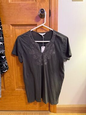 Embroidered V-Neck Short Sleeve Top